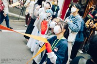 集合写真型パフォーマンス「セレモニー」の様子。