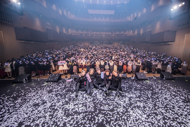 IVVYのライブの様子。