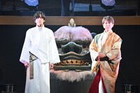 左から荒牧慶彦、篠井英介。