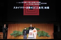 中央左から堀越勸玄、市川海老蔵、市川ぼたん。