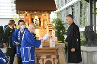 魚河岸会から江戸紫の鉢巻の目録を受け取る市川海老蔵（右）。