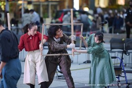 人間のエネルギーを視覚化!小野寺修二×片桐はいりの野外劇「嵐が丘」スタート