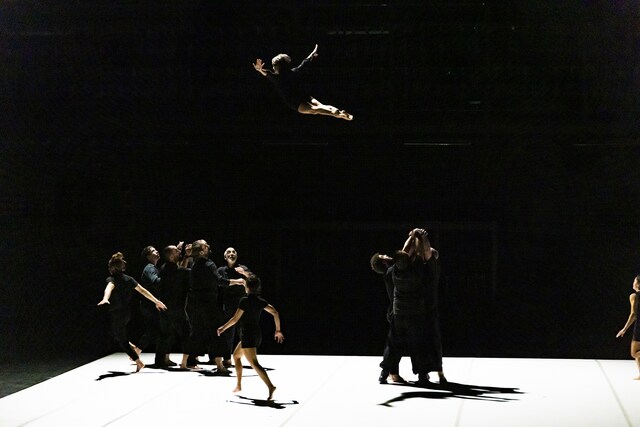 カンパニーXY with ラシッド・ウランダン「Mobius / メビウス」より。（撮影：川並京介）