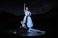 2022/2023シーズン 新国立劇場開場25周年記念公演 新国立劇場バレエ団「ジゼル＜新制作＞」より。（撮影：鹿摩隆司）