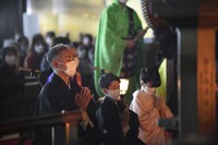 「十三代目市川團十郎白猿襲名披露　八代目市川新之助初舞台」成田山襲名奉告参拝の様子。(c)松竹