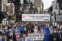 「十三代目市川團十郎白猿襲名披露　八代目市川新之助初舞台」成田山襲名奉告参拝の様子。(c)松竹