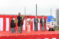 「十三代目市川團十郎白猿襲名披露　八代目市川新之助初舞台」成田山襲名奉告参拝の様子。(c)松竹