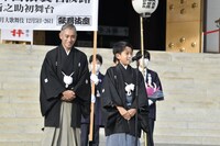 「十三代目市川團十郎白猿襲名披露　八代目市川新之助初舞台」成田山襲名奉告参拝の様子。(c)松竹