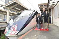 特別列車・團十郎号の横に立つ、堀越勸玄（左）、市川海老蔵（右）。(c)松竹