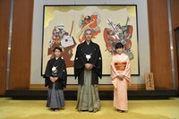 左から堀越勸玄、市川海老蔵、市川ぼたん。(c)松竹