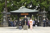 左から堀越勸玄、市川海老蔵、市川ぼたん。(c)松竹