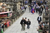 「十三代目市川團十郎白猿襲名披露　八代目市川新之助初舞台」成田山襲名奉告参拝の様子。(c)松竹