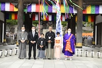 「十三代目市川團十郎白猿襲名披露　八代目市川新之助初舞台」成田山襲名奉告参拝の様子。(c)松竹