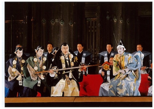 2008年上演の東大寺奉納大歌舞伎「勧進帳」より、九代目松本幸四郎（現：松本白鸚）扮する武蔵坊弁慶（中央）。
