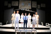 前列左から田中涼星、北村諒、飯窪春菜、後列左から荒木健太朗、松永有紗、田中良子、村田洋二郎。