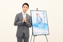 ビジュアルと同じポーズを決め、撮影に応じる中村米吉。