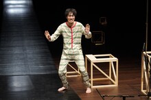 神里雄大 / 岡崎藝術座「イミグレ怪談」より。（撮影：大城亘）