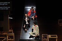 神里雄大 / 岡崎藝術座「イミグレ怪談」より。（撮影：大城亘）