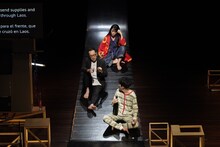 神里雄大 / 岡崎藝術座「イミグレ怪談」より。（撮影：大城亘）