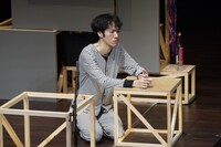 神里雄大 / 岡崎藝術座「イミグレ怪談」より。（撮影：大城亘）