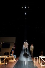 神里雄大 / 岡崎藝術座「イミグレ怪談」より。（撮影：大城亘）