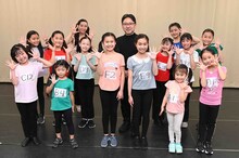 丸美屋食品ミュージカル「アニー」出演者と山田和也（中央）。(c)NTV