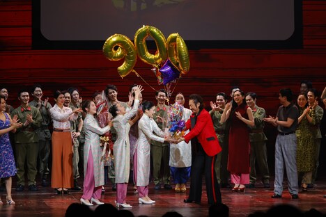 ミュージカル「ミス・サイゴン」市村正親 エンジニア役累計上演回数900回達成記念カーテンコールの様子。（写真提供：東宝演劇部）