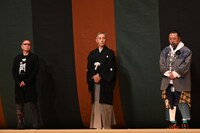 左から三池崇史、市川團十郎白猿、村上隆。