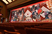 祝幕を見上げる市川團十郎白猿（左端）。