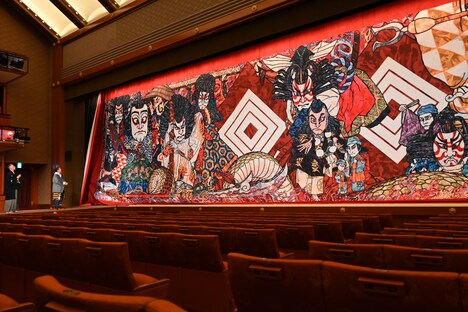 祝幕を見上げる市川團十郎白猿(左端)。