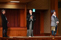 祝幕の素晴らしさに、思わず三池崇史（左）を振り返る市川團十郎白猿（中央）。