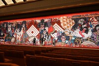 祝幕の前に立つ三池崇史（左）、市川團十郎白猿（中央）、村上隆（右）。