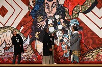 色の鮮やかさに感動する市川團十郎白猿（中央）。