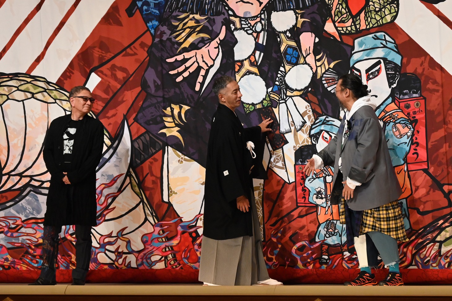 祝幕の素晴らしさを村上隆（右）に伝える市川團十郎白猿（中央）と、2人を温かい眼差しで見つめる三池崇史（左）。