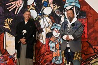 左から市川團十郎白猿、村上隆。