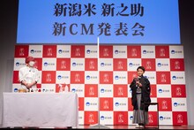 “おいしいおむすびのつくり方クイズ”に参加する市川新之助（右）。