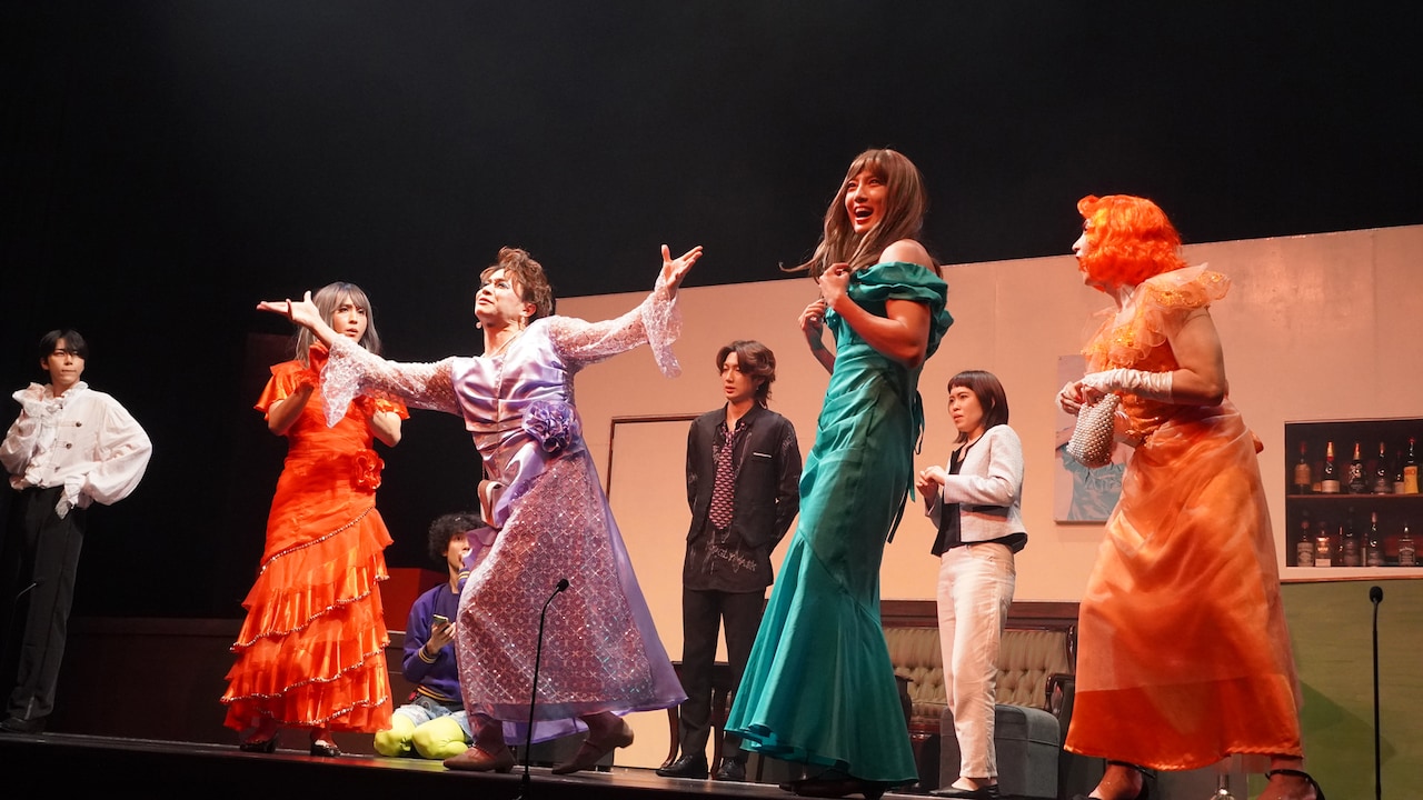 女装男性たちの“スポ根的ミュージカル風コメディ”、舞台「ろくでなしコーラス」本日から