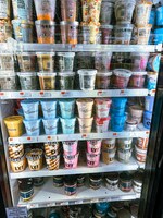 カラフルなアイスのパッケージにも思わず目を奪われる。