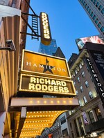 輝く「ハミルトン」の看板。