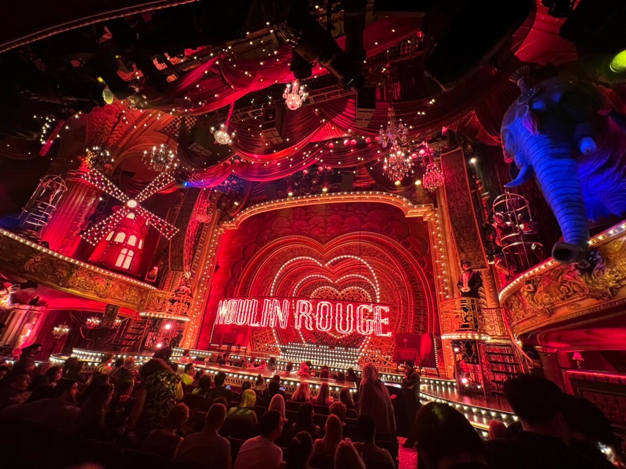 魅惑的な「ムーラン・ルージュ」の舞台美術。