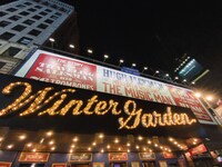 大きくヒュー・ジャックマンの名前が記された「The Music Man」の看板。