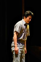 舞台「夏の砂の上」より。（撮影：細野晋司）