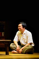 舞台「夏の砂の上」より。（撮影：細野晋司）