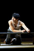 「夏の砂の上」より。（撮影：細野晋司）