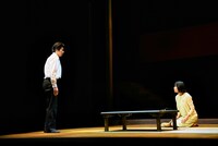 舞台「夏の砂の上」より。（撮影：細野晋司）