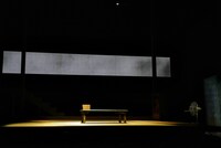 舞台「夏の砂の上」より。（撮影：細野晋司）