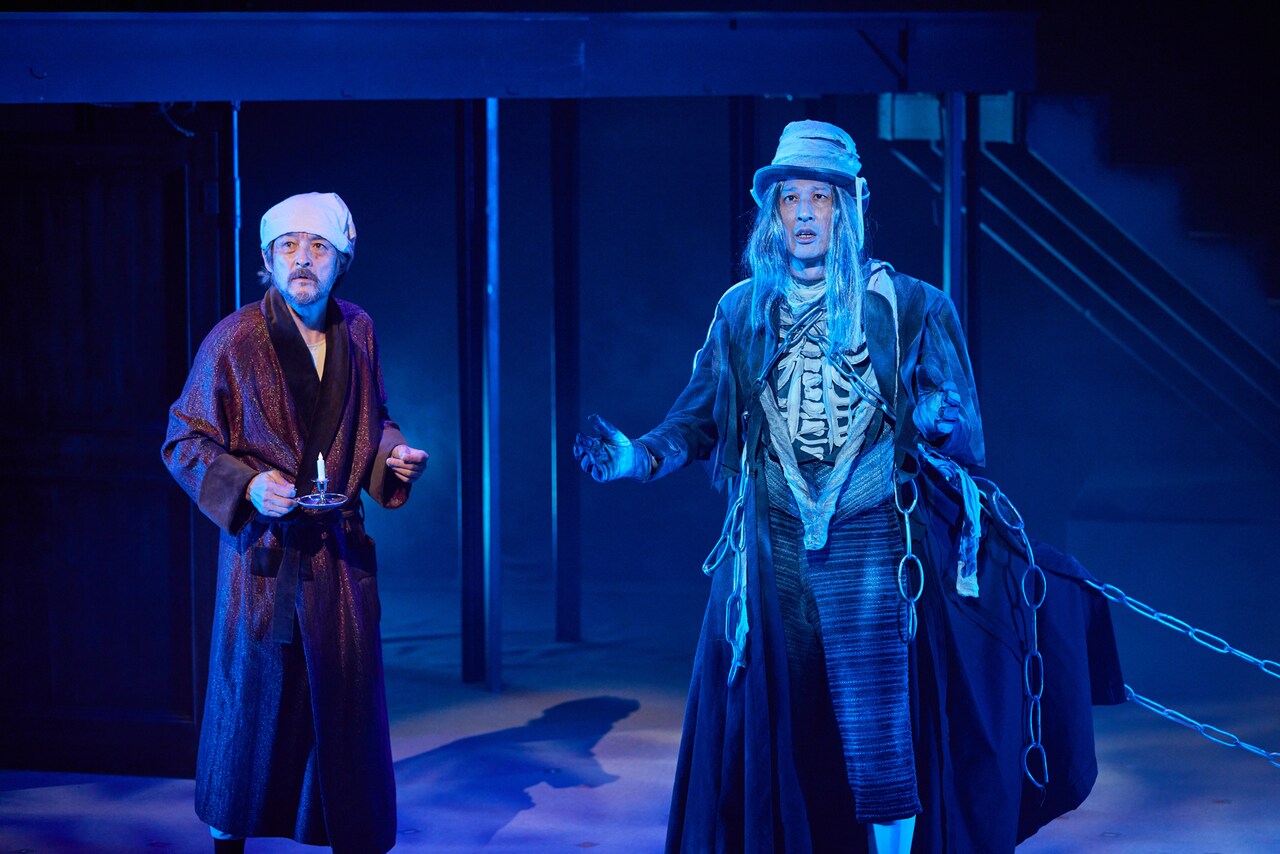 劇団昴公演「クリスマス・キャロル」2021年公演より。（撮影：梅原渉）