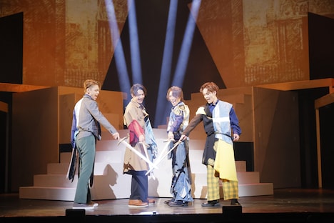 ミュージカル「Shuffle!～まぜこぜ図書館『若草三銃士物語』～」より。（撮影：高橋利行）