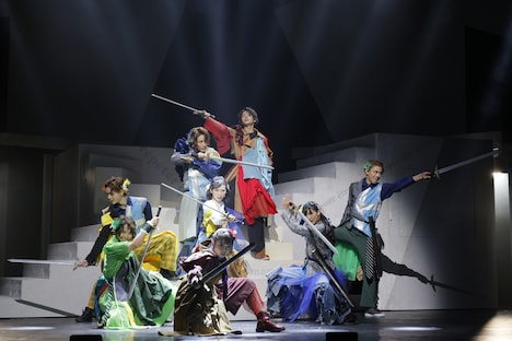 ミュージカル「Shuffle!～まぜこぜ図書館『若草三銃士物語』～」より。（撮影：高橋利行）