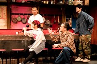 コンプソンズ #10「われらの狂気を生き延びる道を教えてください」より。（撮影：塚田史香）